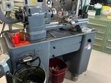 une machine placée au milieu d'une pièce