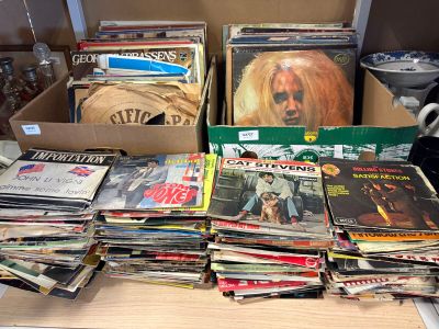 un grand nombre de disques sur une table dans une pièce