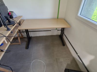 Table rectangulaire en bois et métal gris