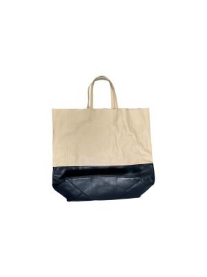 une image représentant un sac noir et blanc muni d'une poignée noire