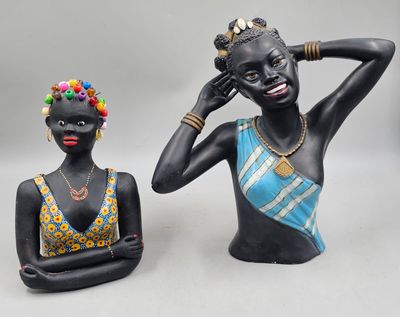 126 / ETA / Deux statues en platre de femmes africaine…