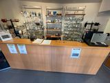un comptoir sur lequel est posé un ordinateur portable, dans un magasin
