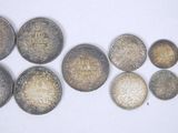 plusieurs pièces de monnaie sont disposées en ligne sur une surface blanche