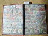 un livre couvert de timbres, posé sur une table