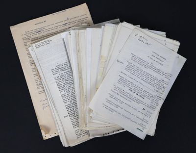 un grand nombre de papiers posés sur une table