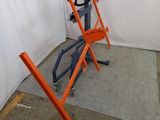 une photo d'une roue posée sur un support dans un garage