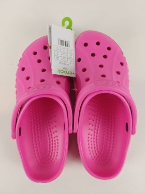 chaussons Crocs roses pour enfants sur fond blanc
