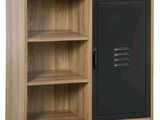 une photo d'une armoire en bois avec une porte métallique