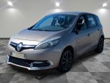 la voiture argentée est garée sur un carrelage à carreaux