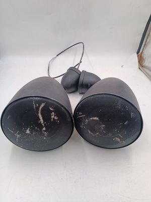 deux lampes noires posées sur une table blanche