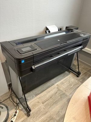 une grande imprimante noire posée sur un bureau