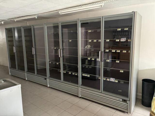 Importante vitrine réfrigérée ouvrant à 8 portes vitrées de marqu...