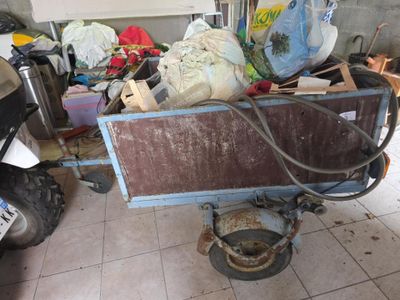 un chariot rempli d'objets, laissé dans un garage