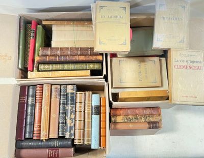 une boîte pleine de livres posée sur une table
