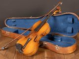 un violon et un étui à violon posés sur une table