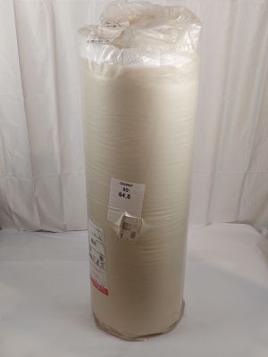 un rouleau de papier de soie blanc posé sur une table blanche