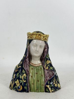 une image représentant une figurine de femme coiffée d'une couronne