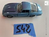 une petite voiture bleue posée à côté d'une feuille de papier bleue