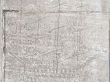 une image montrant un gros plan d'une dalle de pierre sur laquelle figurent des inscriptions