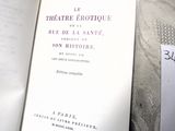 un livre posé sur un lit, avec une étiquette de prix dessus
