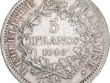 une pièce d'argent ornée d'une couronne sur le recto