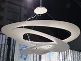 une lumière blanche de forme circulaire suspendue au plafond d'une pièce