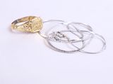 une bague en or et une bague en argent sur un fond blanc