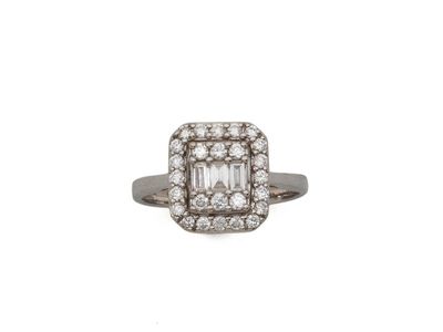 gros plan d'une bague en diamant sur fond blanc