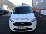 une camionnette blanche garée dans un parking