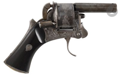 un gros plan d'un pistolet sur un fond blanc avec un fond blanc