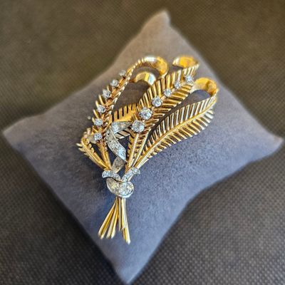une broche en or ornée d'une grappe de diamants