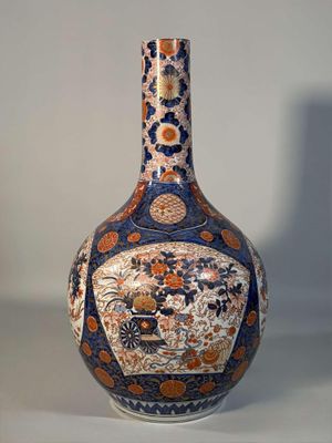 a vase that is sitting on a table