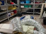 une pièce où il y a plein de cartons et plein de fils par terre