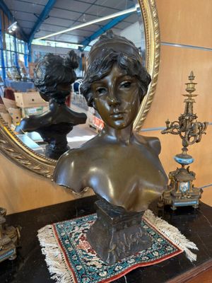 le buste d'une femme posée sur une table, avec un miroir