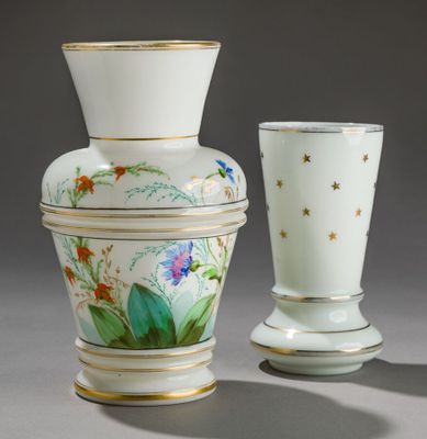 deux vases posés l'un à côté de l'autre sur une table