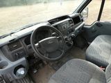 le tableau de bord d'un camion, avec un volant et un tableau de bord