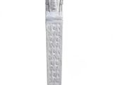 une colonne blanche sur laquelle figure un visage, sur fond blanc