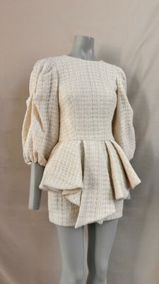 une photo d'un mannequin portant une robe blanche à manches longues