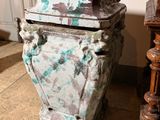 une petite poubelle posée par terre à côté d'une chaise