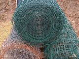 un tas de fils verts enroulés autour d'une palette en bois
