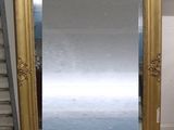 un grand miroir posé par terre à côté d'un escalier