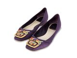 Les chaussures violettes sont ornées de boutons colorés et d'une boucle dorée.