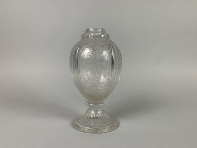 VASE balustre en cristal à larges godrons décorés de composi…