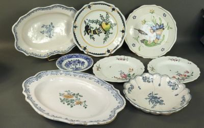 plusieurs assiettes et bols posés sur une table