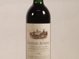 une bouteille de vin posée sur une table