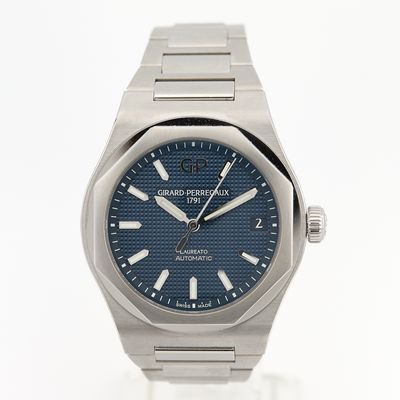 une image d'un gros plan d'une montre-bracelet sur une surface blanche