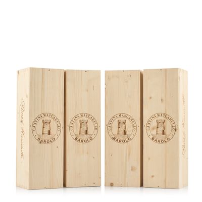 trois boîtes en bois portant un logo, placées les unes à côté des autres