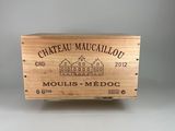 une boîte en bois avec une étiquette de vin