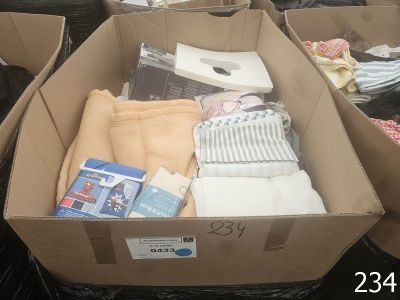 une boîte remplie de vêtements et d'autres objets