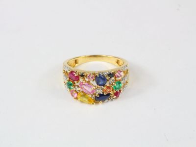 Bague bandeau en or jaune sertie de 3 rangs pavé de pierres …